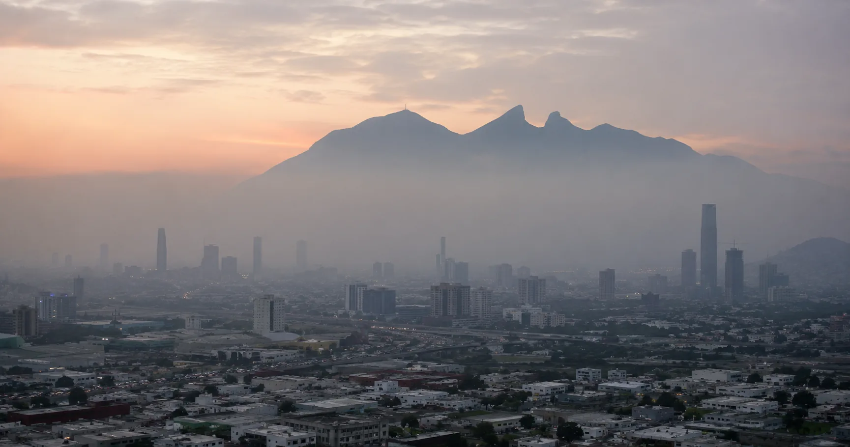 Vista del Cerro de la Silla parcialmente cubierto por una capa de contaminación sobre Monterrey
