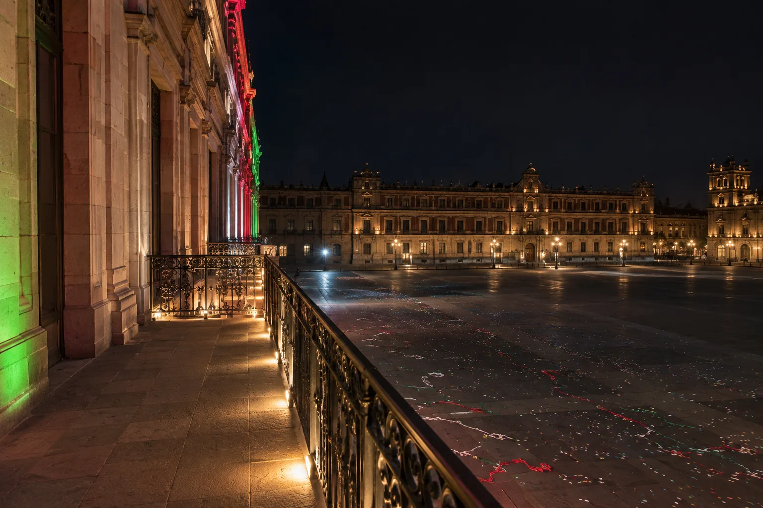 Balcón del Palacio de Gobierno de Nuevo León iluminado durante la ceremonia del Grito