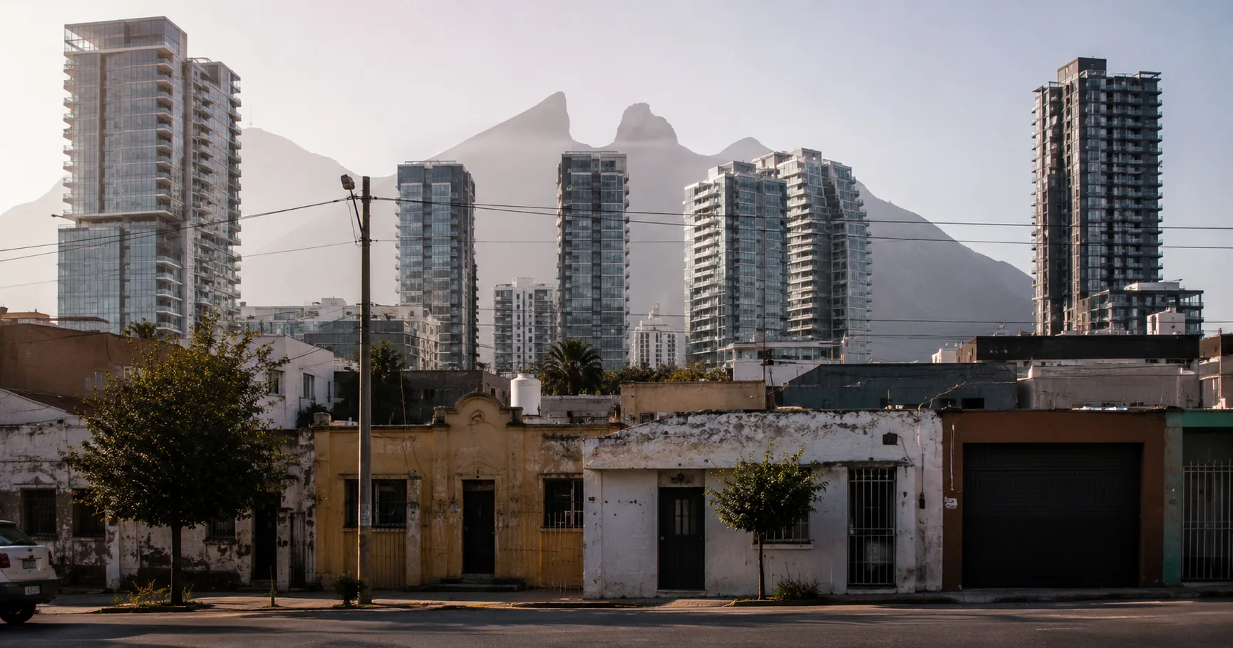 Edificios de departamentos nuevos junto a casas antiguas en una colonia de Monterrey